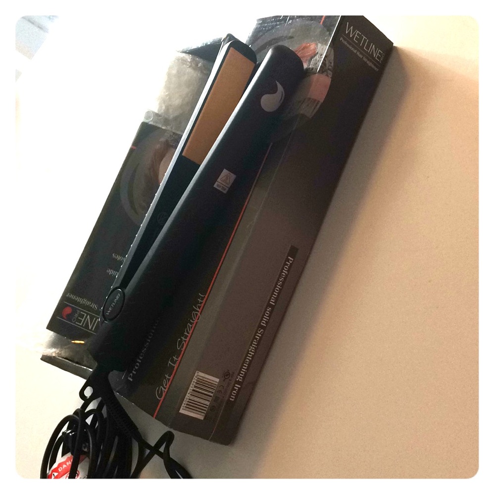 Wetline professional hair straightener.